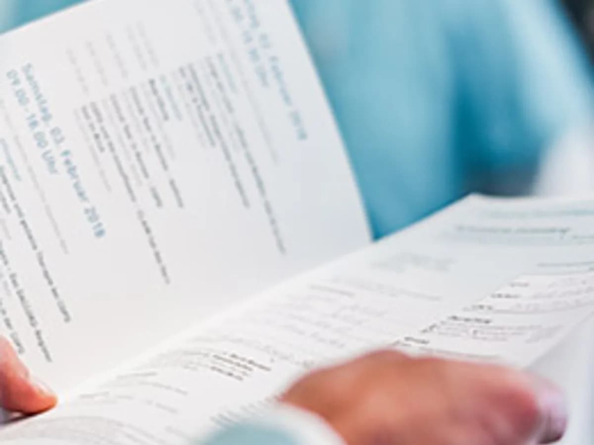 Beratung mit medizinischen Unterlagen in der Praxis Chung & Wiens